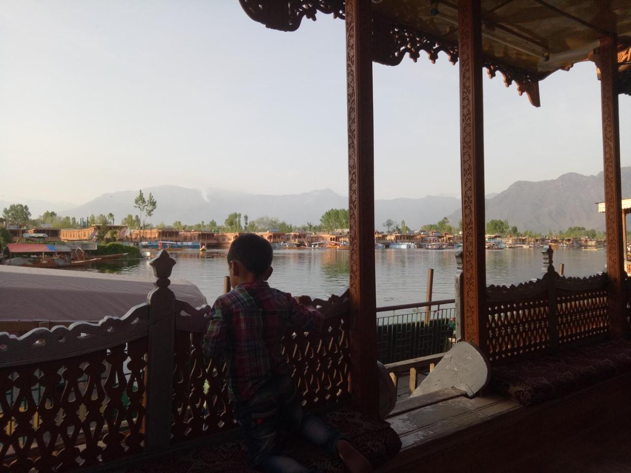 Young Shahzada Group Of Houseboats Srīnagar المظهر الخارجي الصورة